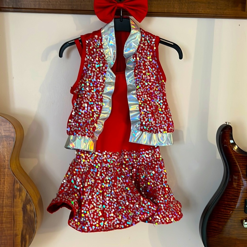 💃🏼 red sequined dance costume.